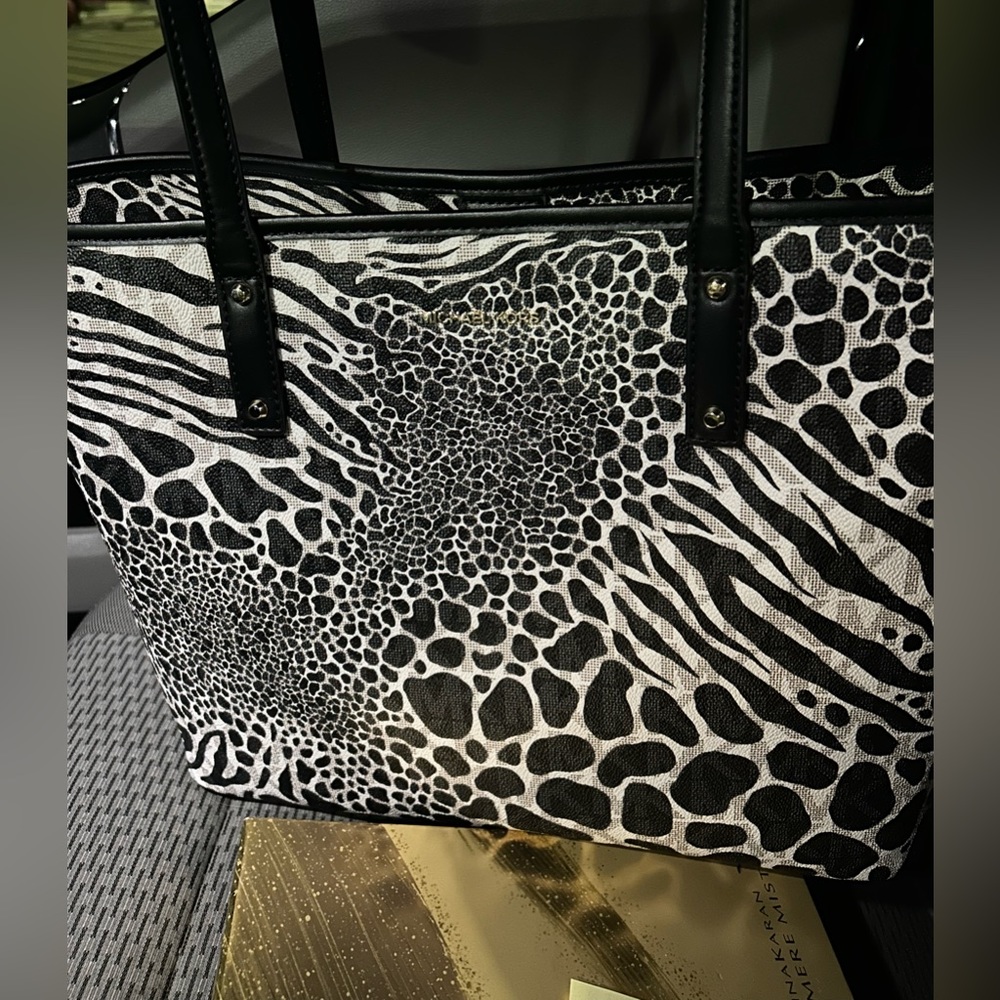 Michael Kors Signature Carter Large Open Tote *BRAND NEW WITH TAGS*